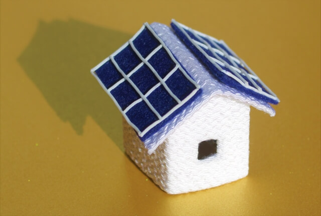 DIYとプロのサービス：太陽光発電自家消費システムの設置選択をイメージできる写真