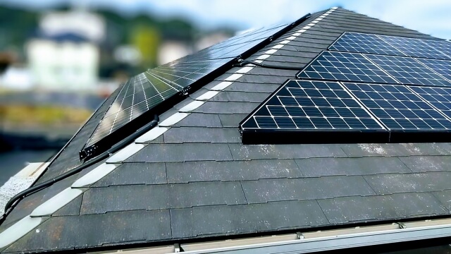 太陽光発電と蓄電池：必要性の解析をイメージできる写真