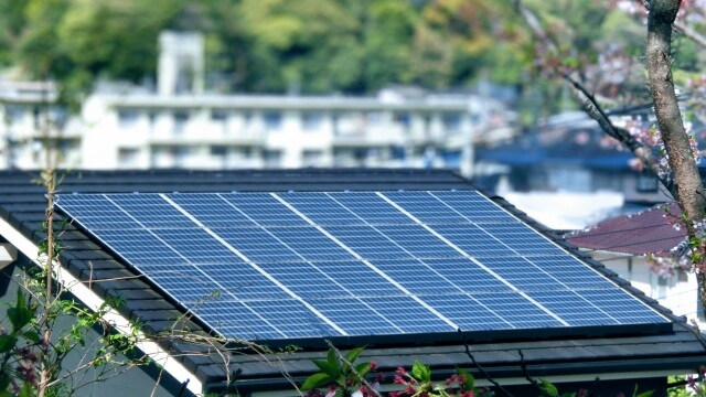 10kW以上の太陽光発電設備の価格と設置費用をイメージできる写真