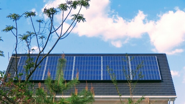 設置規模による太陽光発電設置費用の違いをイメージできる写真