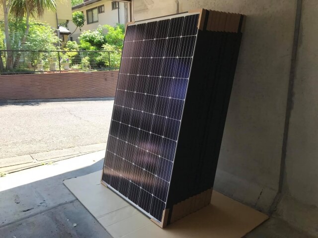日本における太陽光パネル廃棄とリサイクル法規制をイメージできる写真