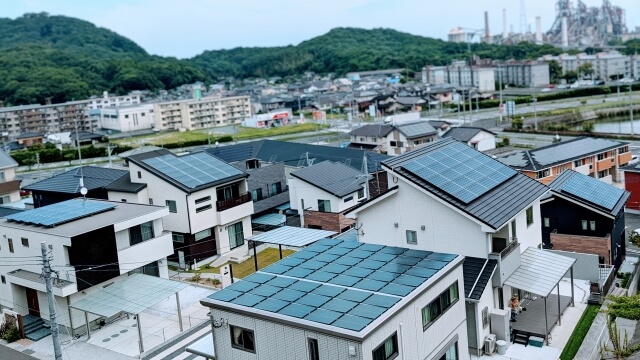 太陽光パネルの日本メーカーの製品ラインナップをイメージできる写真