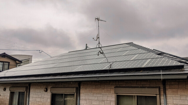 太陽光温水器のデメリット2：天候による性能変動をイメージできる写真