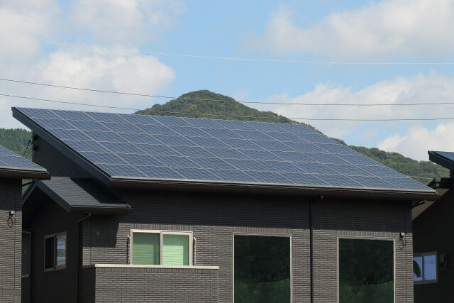 太陽光屋根一体型発電の耐用年数とその特性をイメージできる写真