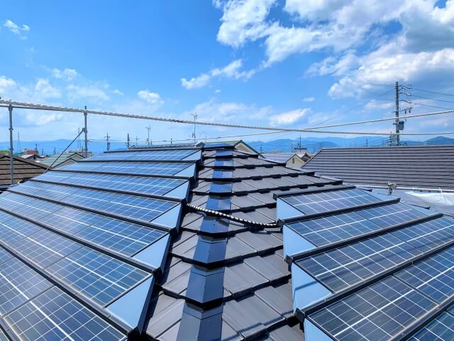 太陽光パネルと屋根の設置基準: JIS規格の役割​をイメージできる写真